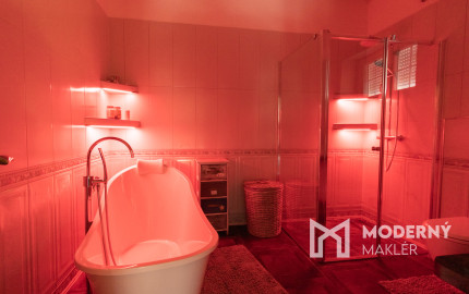 Na predaj exkluzívny rodinný dom s dvoj-garážou v podtatranskej obci Veľký Slavkov