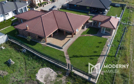 Na predaj exkluzívny rodinný dom s dvoj-garážou v podtatranskej obci Veľký Slavkov