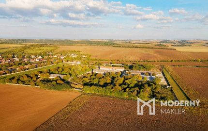 Na predaj investičný areál v obci Trávnica