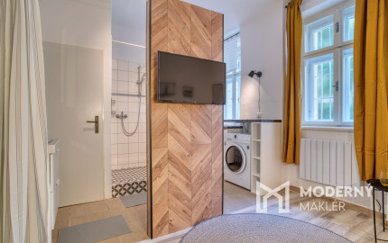 Na predaj 1-izbový byt s investičným potenciálom v centre Bratislavy