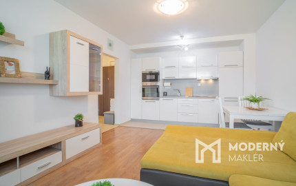 Na prenájom moderný 2-izbový byt s parkovacím miestom v centre Malaciek