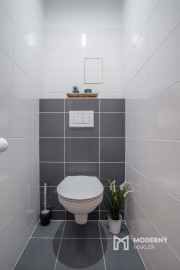 Na prenájom moderný 2-izbový byt s parkovacím miestom v centre Malaciek