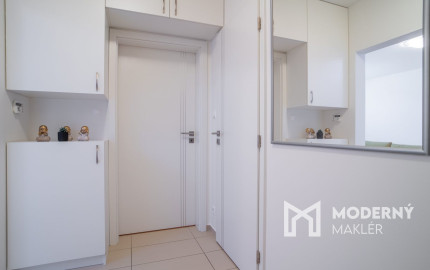 Na prenájom moderný 2-izbový byt s parkovacím miestom v centre Malaciek