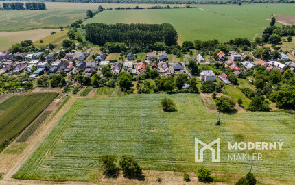 REZERVOVANÉ: Na predaj rozmerný pozemok vhodný na výstavbu v obci Moravany časť Lučkovce