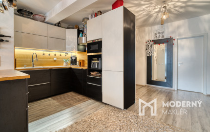 REZERVOVANÉ: Na predaj veľkorysý 3-izbový byt s parkovacím státím v Rovinke