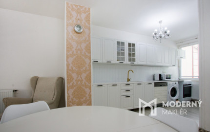 Na predaj dvojdom s rozľahlým pozemkom v centre obce Zlaté Klasy