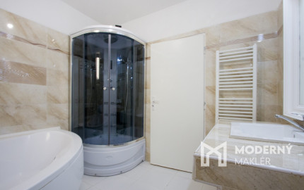 Na predaj dvojdom s rozľahlým pozemkom v centre obce Zlaté Klasy