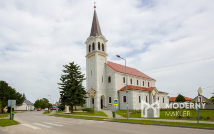 Na predaj dvojdom s rozľahlým pozemkom v centre obce Zlaté Klasy