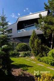 Na predaj vila s okrasnou záhradou a bazénom v Pezinku