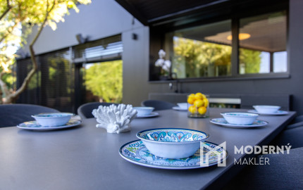 Na predaj vila s okrasnou záhradou a bazénom v Pezinku