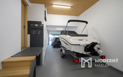 Na predaj vila s okrasnou záhradou a bazénom v Pezinku