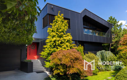 Na predaj vila s okrasnou záhradou a bazénom v Pezinku