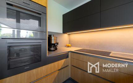 Na predaj vila s okrasnou záhradou a bazénom v Pezinku