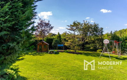 Na predaj vila s okrasnou záhradou a bazénom v Pezinku