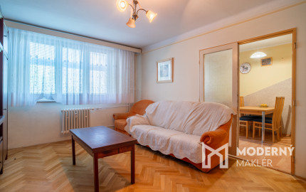 Na predaj priestranný 3-izbový byt s loggiou v centre Stupavy