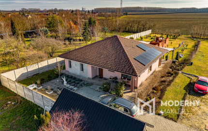 Na predaj rodinný dom s bazénom v obci Macov