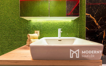 Na predaj rodinný dom s bazénom v obci Macov