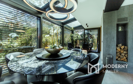 Na predaj vila s okrasnou záhradou a bazénom v Pezinku