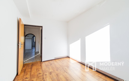 Na predaj veľkometrážny 3-izbový byt v Zákamennom