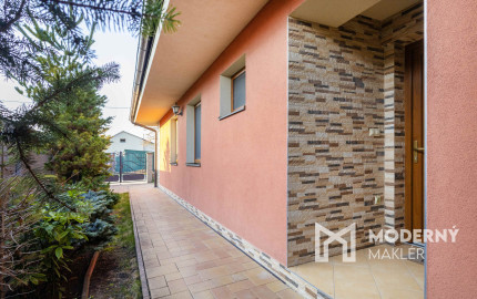 Na prenájom rodinný dom s garážou a terasou v centre Šamorína