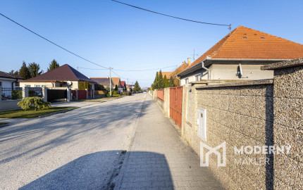Na prenájom rodinný dom s garážou a terasou v centre Šamorína