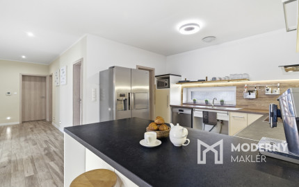 Na predaj moderný 4-izbový rodinný dom s bazénom v Bučanoch