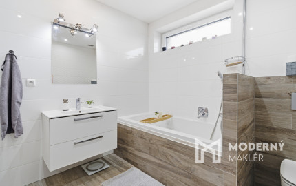 Na predaj moderný 4-izbový rodinný dom s bazénom v Bučanoch