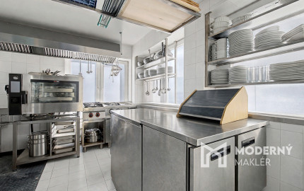 Na predaj polyfunkčný objem s luxusným rezidenčným podkrovím v Bratislave