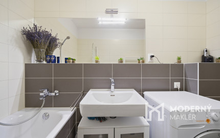 Na predaj priestranný 2-izbový byt s parkovaním v Dúbravke