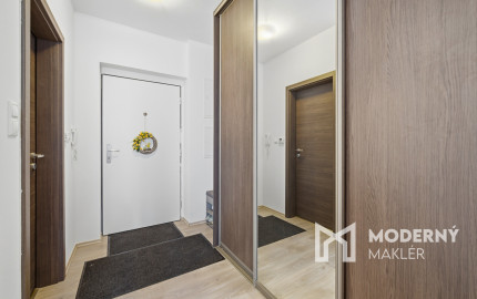 Na predaj priestranný 2-izbový byt s parkovaním v Dúbravke