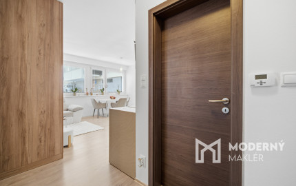 Na predaj priestranný 2-izbový byt s parkovaním v Dúbravke