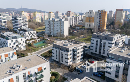 Na predaj priestranný 2-izbový byt s parkovaním v Dúbravke