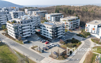 Na predaj priestranný 2-izbový byt s parkovaním v Dúbravke