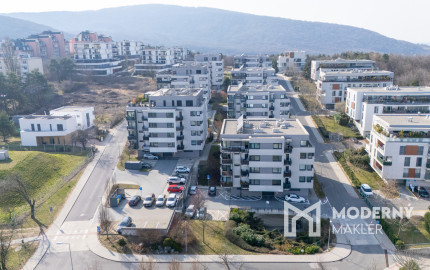 Na predaj priestranný 2-izbový byt s parkovaním v Dúbravke