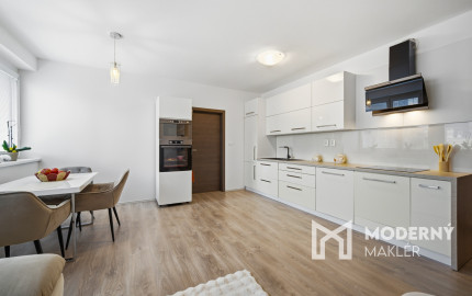 Na predaj priestranný 2-izbový byt s parkovaním v Dúbravke