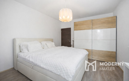 Na predaj priestranný 2-izbový byt s parkovaním v Dúbravke