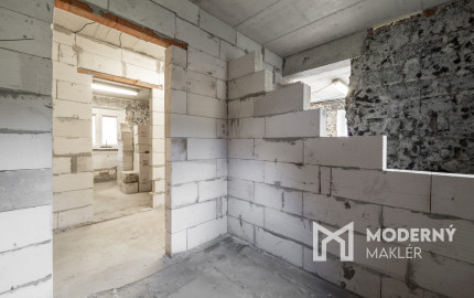 Rozostavaný dom na dokončenie podľa seba s veľkým pozemkom