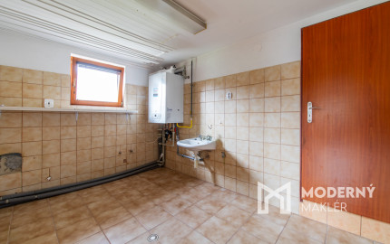 Na predaj priestranný rodinný dom s veľkým pozemkom v Loku pri Leviciach