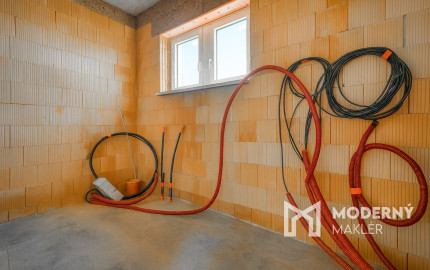 Na predaj administratívno-skladový objekt pri Trnave, v obci Zavar