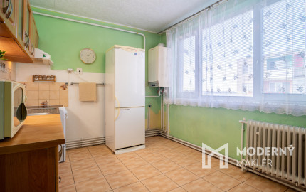 Na predaj zariadený 2-izbový byt s 2 balkónmi a pivnicou v meste Šaštín-Stráže