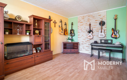 Na predaj zariadený 2-izbový byt s 2 balkónmi a pivnicou v meste Šaštín-Stráže