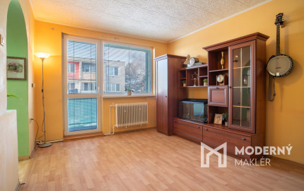 Na predaj zariadený 2-izbový byt s 2 balkónmi a pivnicou v meste Šaštín-Stráže