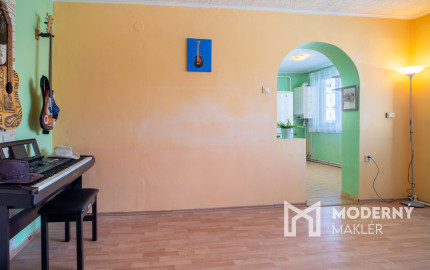 Na predaj zariadený 2-izbový byt s 2 balkónmi a pivnicou v meste Šaštín-Stráže