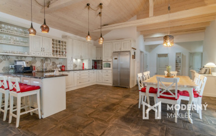 Na predaj exkluzívny rodinný dom s dvoj-garážou v podtatranskej obci Veľký Slavkov