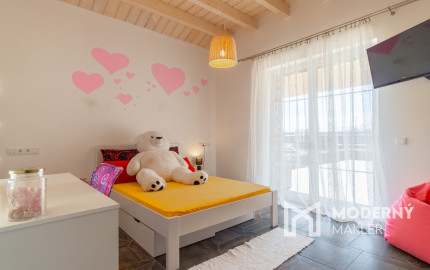 Na predaj exkluzívny rodinný dom s dvoj-garážou v podtatranskej obci Veľký Slavkov