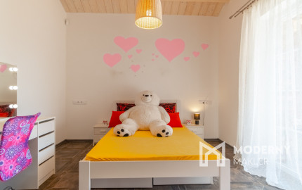 Na predaj exkluzívny rodinný dom s dvoj-garážou v podtatranskej obci Veľký Slavkov