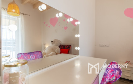 Na predaj exkluzívny rodinný dom s dvoj-garážou v podtatranskej obci Veľký Slavkov