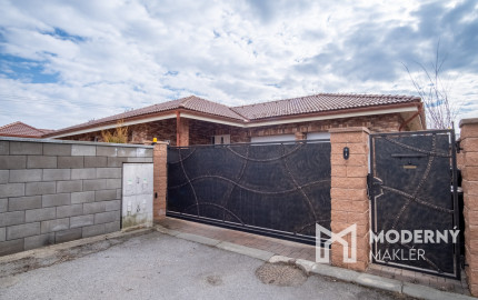 Na predaj exkluzívny rodinný dom s dvoj-garážou v podtatranskej obci Veľký Slavkov