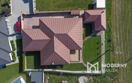 Na predaj exkluzívny rodinný dom s dvoj-garážou v podtatranskej obci Veľký Slavkov