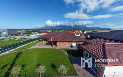 Na predaj exkluzívny rodinný dom s dvoj-garážou v podtatranskej obci Veľký Slavkov